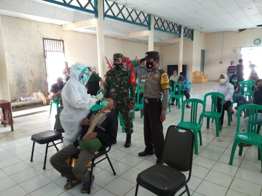 Koptu Gunawan Dampingi Puskes Tes Sweb Antigen