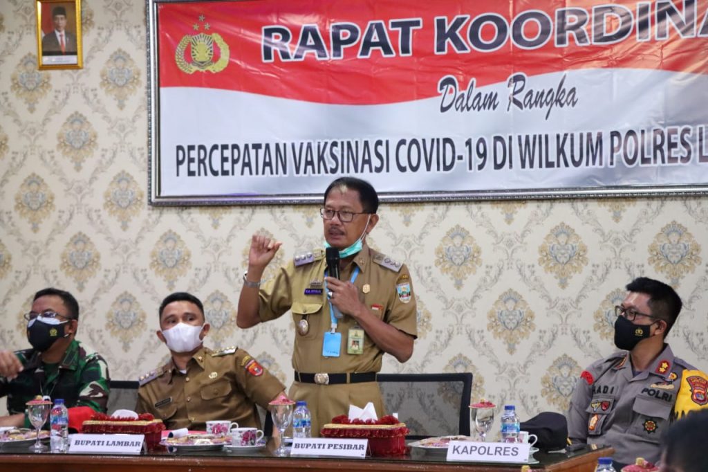 Bupati Pesibar Ikuti Jalan Nya Rapat Percepatan Vaksinasi Covid-19 Di Ruang Rupatama Polres Lambar