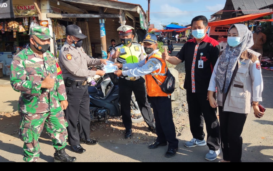 Mantap, Mawan Tukang Parkir Pasar Bagikan Masker