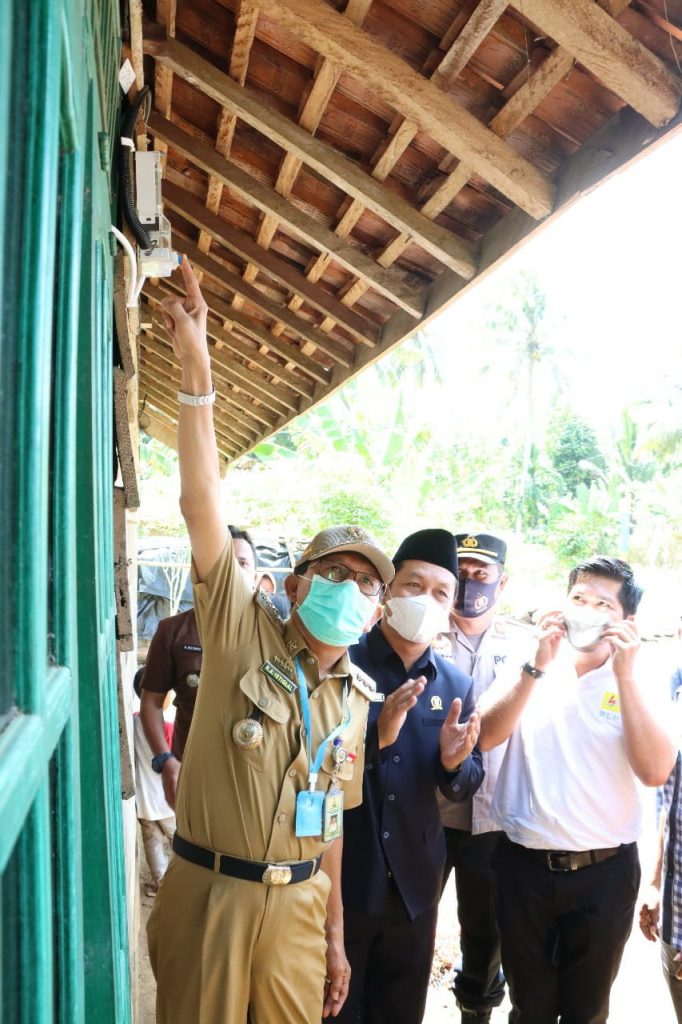 Bupati Pesisir Barat, Targetkan Daerah Terisolir terang menderang