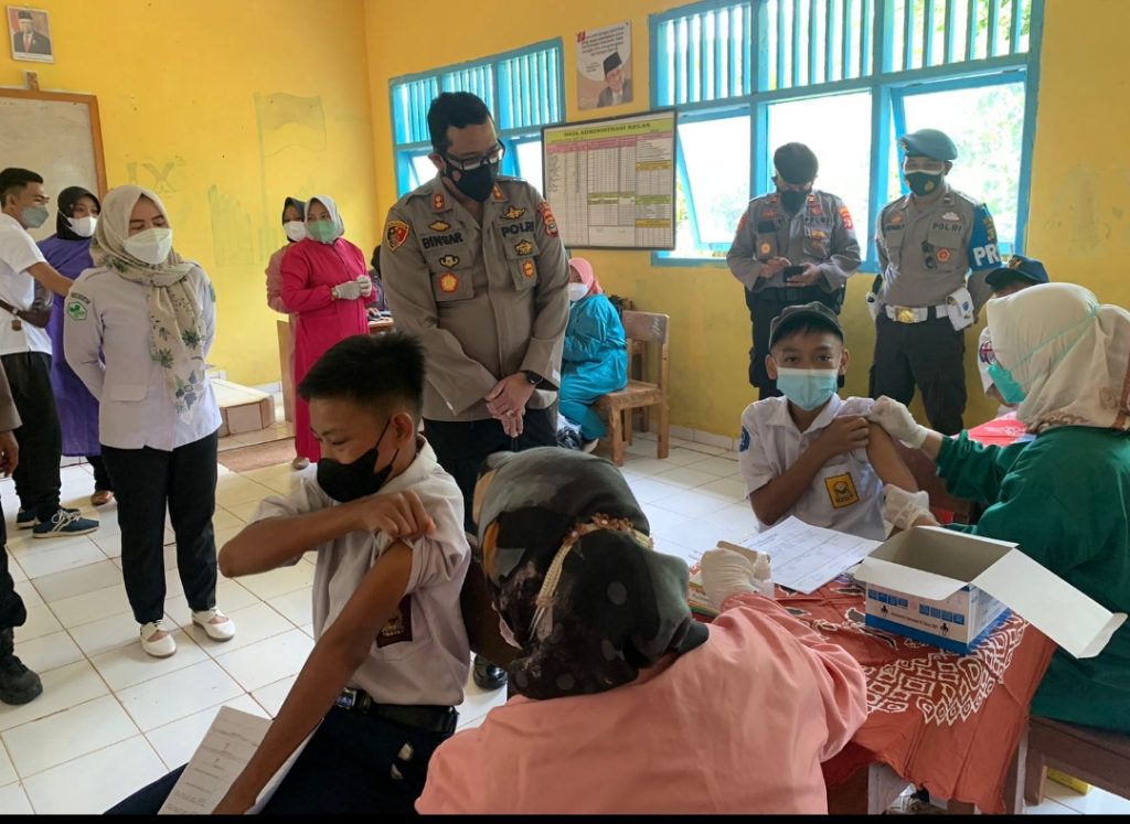 Kapolres Kunjungi Pelaksanaan Vaksinasi Covid-19 Untuk Siswa SMPN 4 di Baradatu