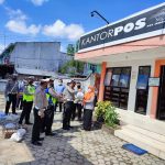 Satlantas Polres Mesuji Berikan Bantuan Sembako Kepada Petugas Kantor Pos Simpang Pematang