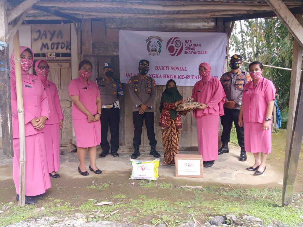 HUT HKGB Ke 69 Ketua Bhayangkari  Polsek Sekincau Bagikan Bansos  Pada Warga Kurang Mampu