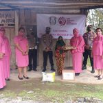 HUT HKGB Ke 69 Ketua Bhayangkari Polsek Sekincau Bagikan Bansos Pada Warga Kurang Mampu