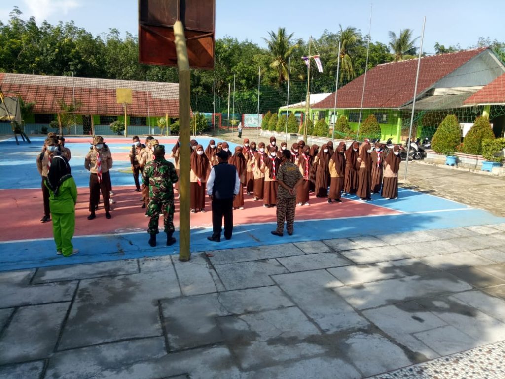 TNI Bersama Puskes Vaksin Siswa