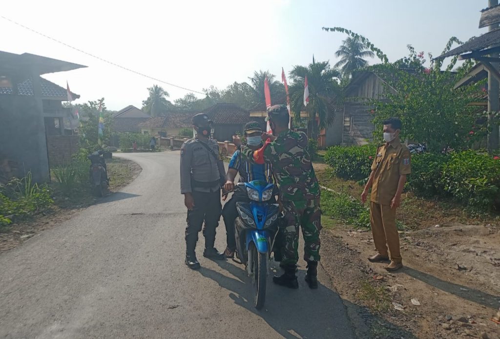 Serda Bima Dan Aparatur Kampung Donomulyo Bagikan Masker