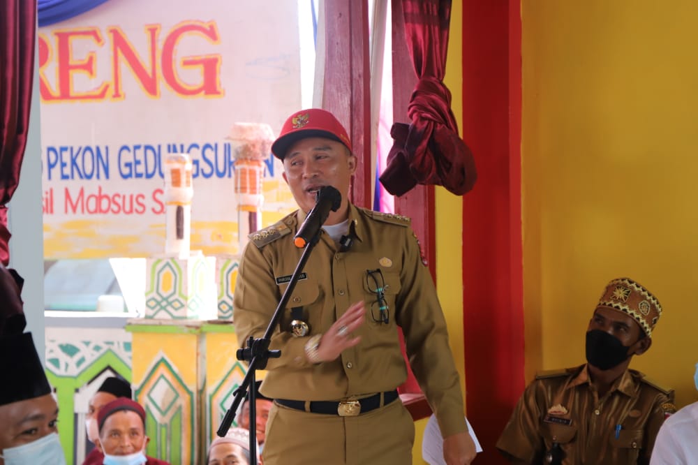 Bupati Parosil Mabsus Di Dampingi Ketua DPRD Lambar Edi Novial Resmikan GSG Pekon Gedung Surian