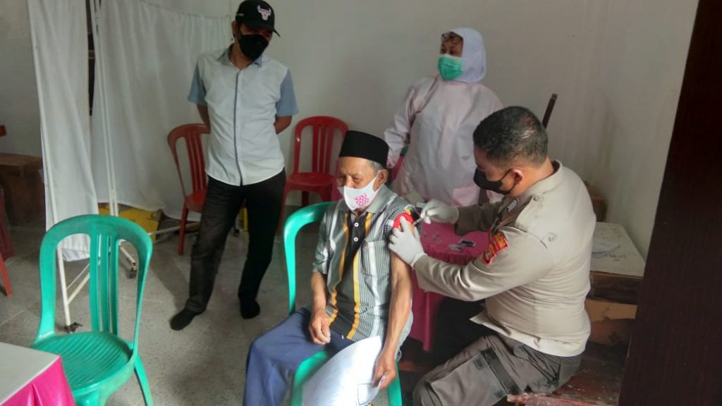 Polres Lampung Barat Laksanakana Vaksinasi Sebanyak 1830 Orang Di Lambar Dan Pesbar.