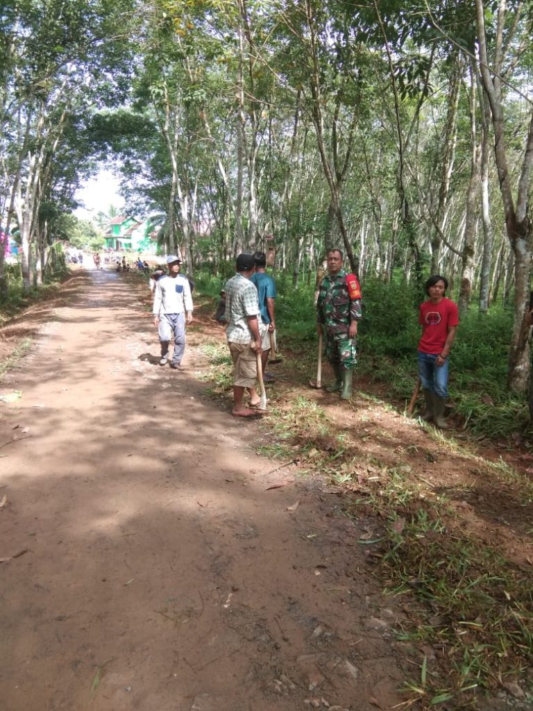 Babinsa Gotong Royong Bersama Masyarakat