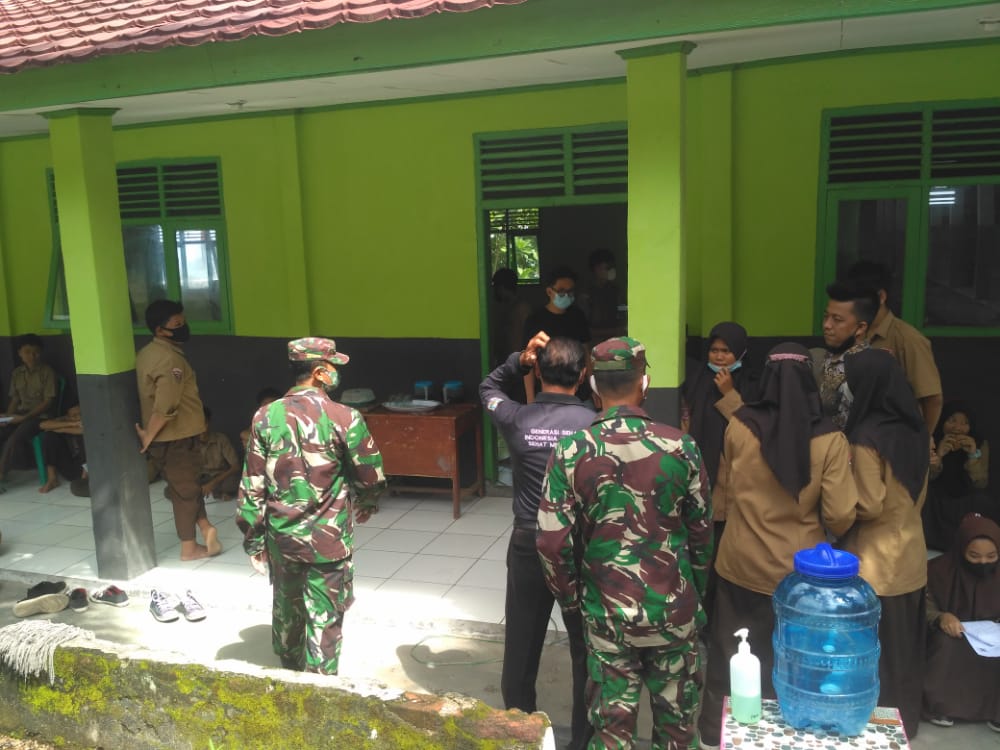 Agar Berjalan Nyaman Dan Aman, Serda Sopana Melaksanakan Kegiatan Vaksin TNI Dosis Pertama Kepada Siswa/Siswi.