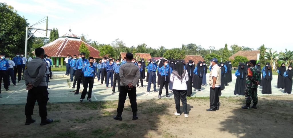 Sertu Priyono Sosialisasi Vaksin Kepada Anak SMPN 03 Bumi Agung