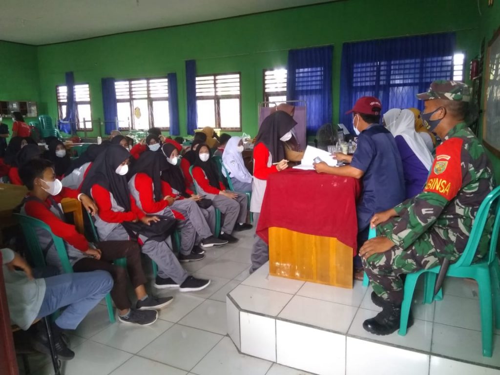 Batuud Koramil 03/BLU Dampingi Vaksinasi SMAN 01 Blambangan Umpu