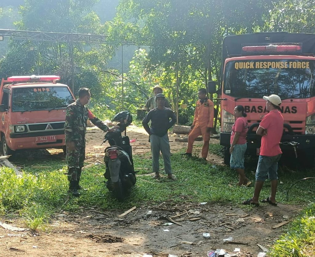 Babinsa 06/Baradatu Bantu Evakuasi Korban Hanyut Terbawa Arus Sungai Way Besai