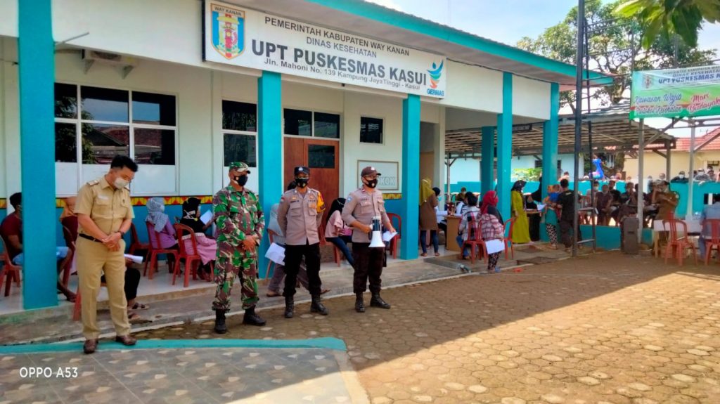 Babinsa Koramil 427-02/Kasui Dampingi Warga Vaksinasi Tahap I