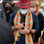 Gelang Tangan Biji Janitri Hasil Karya Hendra Himawan Melingkar Di Tangan Menparekraf Sandiaga Salahuddin Uno.