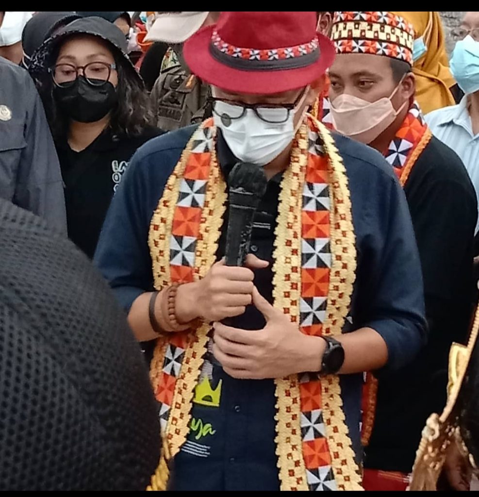 Gelang Tangan Biji Janitri Hasil Karya Hendra Himawan Melingkar Di Tangan Menparekraf Sandiaga Salahuddin Uno.