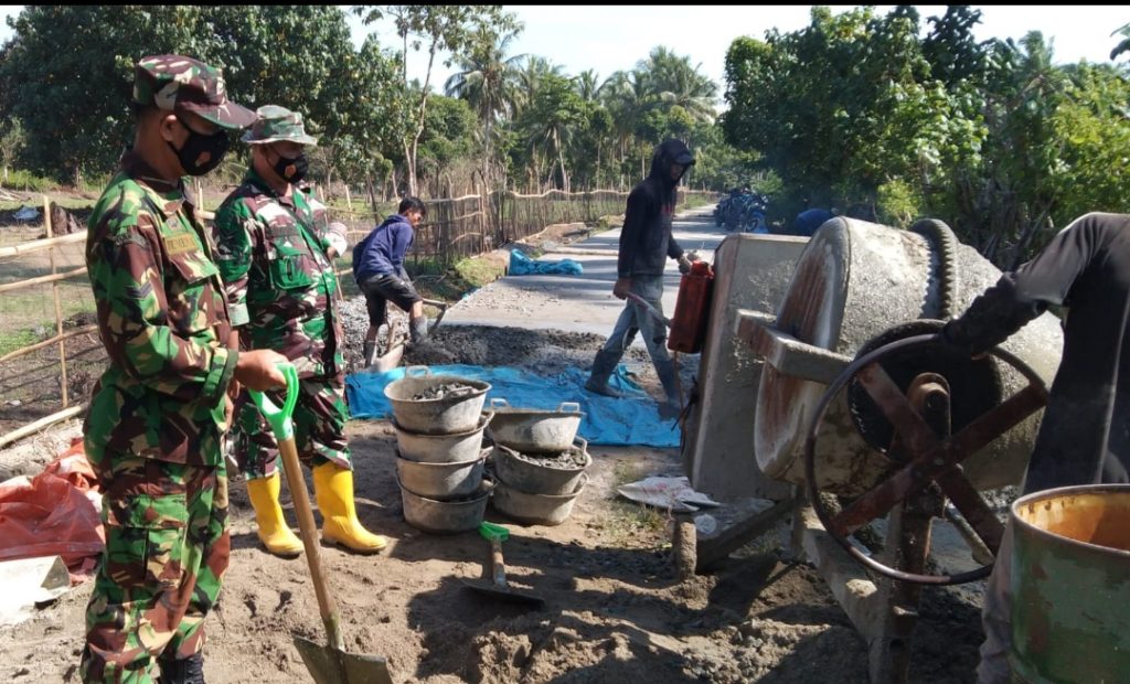 Babinsa Koramil 422-03/Pesisir Tengah Bantu Warga Membuat Jalan Beton.