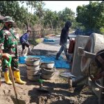 Babinsa Koramil 422-03/Pesisir Tengah Bantu Warga Membuat Jalan Beton.
