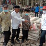 Bupati sumbang 100 sak semen pembangunan masjid Al-Wustho pekon Sukaraja