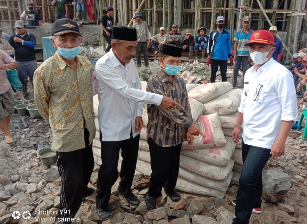 Bupati sumbang 100 sak semen pembangunan masjid Al-Wustho pekon Sukaraja
