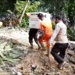 Meskipun Terhalang Longsor Vaksinasi Polres Lampung Barat Tetap Berjalan.