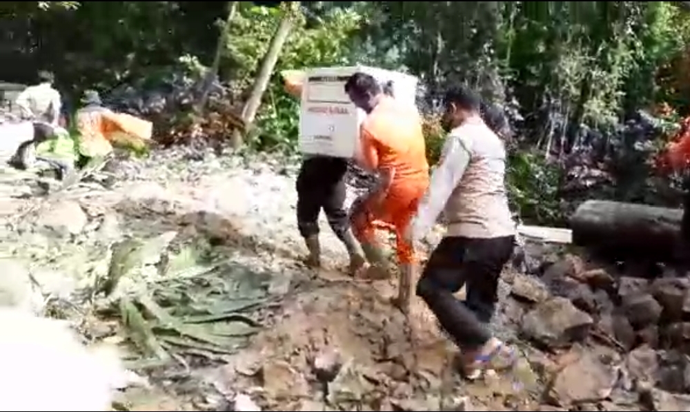 Meskipun Terhalang Longsor Vaksinasi Polres Lampung Barat Tetap Berjalan.