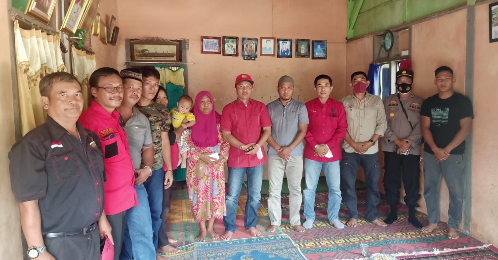 DPR RI. Drs Mukhlis Basri, Bupati Parosil Mabsus,Ketua DPRD Edi Novial Takziah Ke Kediaman Alm Bapak Kusno, Putra ALM Aipda Poniman, S.Pd Ucapkan Terima Kasih Yang Sebesar Besarnya