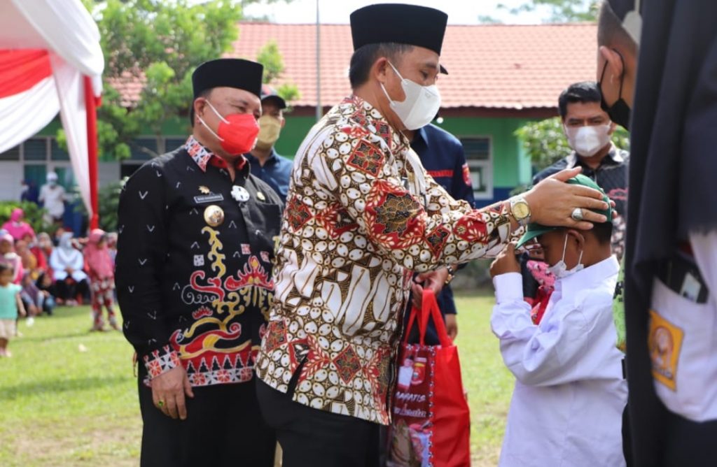 PM (Parosil&Mad Hasnurin) Bagikan Seragam Gratis, Anak Anak Lampung Barat Harus Sekolah Semua
