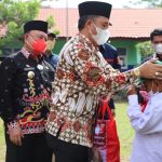 PM (Parosil&Mad Hasnurin) Bagikan Seragam Gratis, Anak Anak Lampung Barat Harus Sekolah Semua