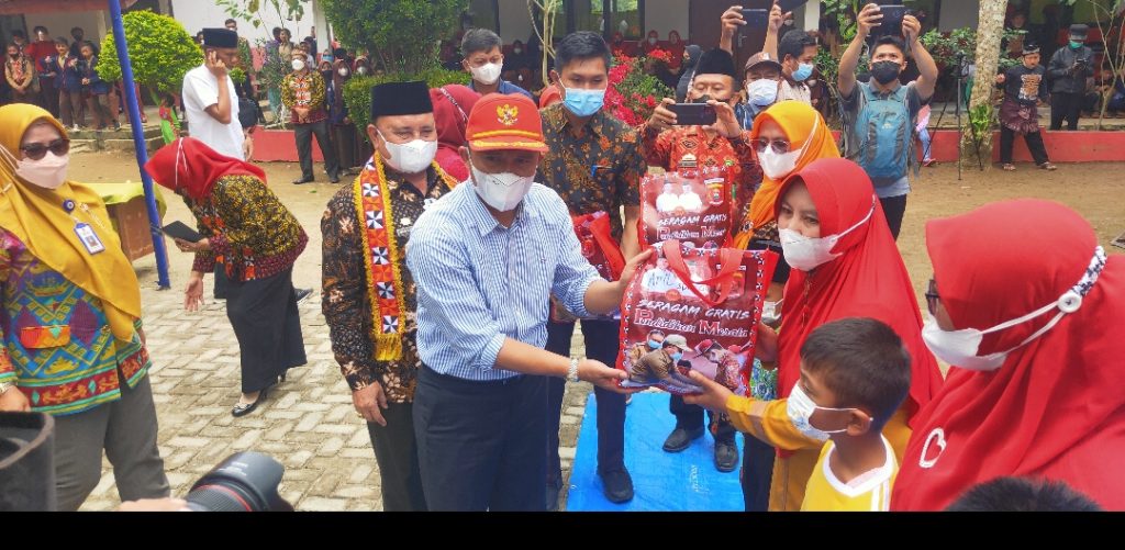 Empat (4) Tahun Empat Kali PM (Parosil &Mad Hasnurin) Bagikan Seragam Gratis Tingkat SD/MI Dan SMP/MTS.