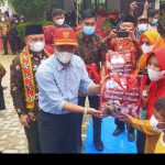 Empat (4) Tahun Empat Kali PM (Parosil &Mad Hasnurin) Bagikan Seragam Gratis Tingkat SD/MI Dan SMP/MTS.