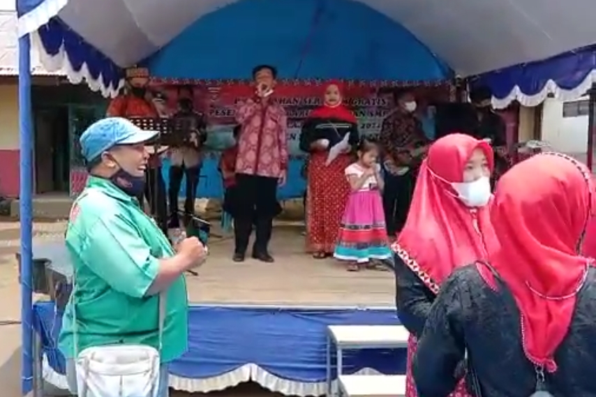 Orkes Gambus Akkon Jejama Group Giham Balak Tampil Di Hadapan Bupati Parosil Mabsus Dan Wabup Drs.Mad Hasnurin.