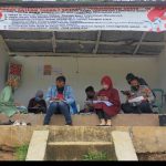 Petugas Entry Data VaksinasiCovid-19 UPT Puskesmas Pagar Dewa Terpaksa Kumpul Di Pos Kamling.