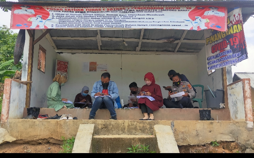 Petugas Entry Data VaksinasiCovid-19 UPT Puskesmas Pagar Dewa Terpaksa Kumpul Di Pos Kamling.