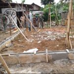 Bersama Masyarakat, Babinsa Koramil 422-06/Sumber Jaya Melaksanakan Karya Bhakti Membuat TPA.