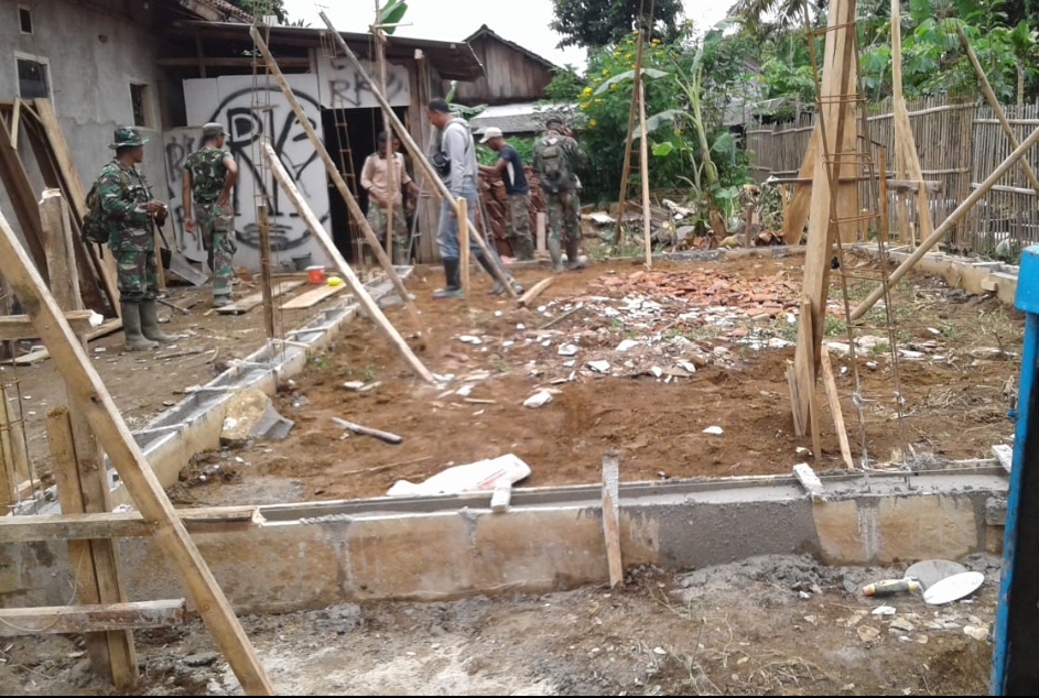 Bersama Masyarakat, Babinsa Koramil 422-06/Sumber Jaya Melaksanakan Karya Bhakti Membuat TPA.