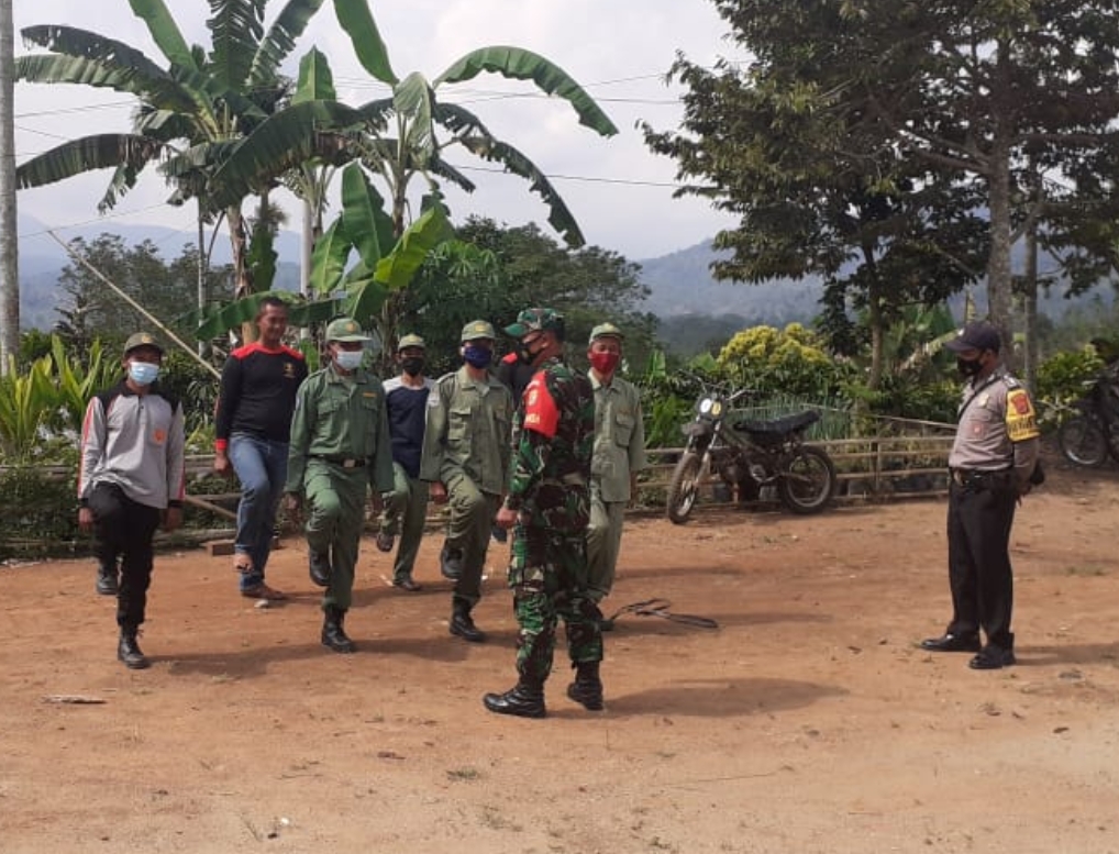 Babinsa Koramil 422-05/Belalau Bersama Bhabinkamtibmas Melaksanakan Kegiatan Melatih PBB Dan Wasbag Kepada Linmas