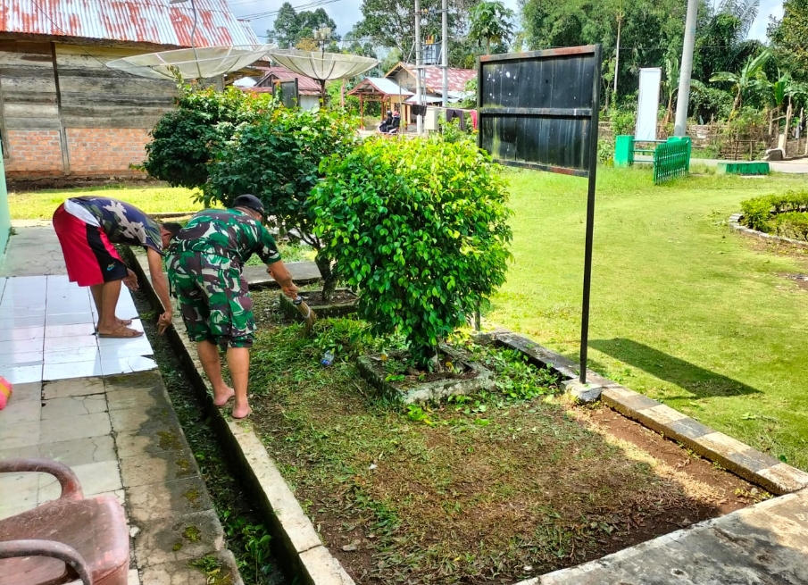 Bersih Itu Indah Babinsa Koramil 422-07/Batu Brak Bersihkan Sekitaran Makoramil