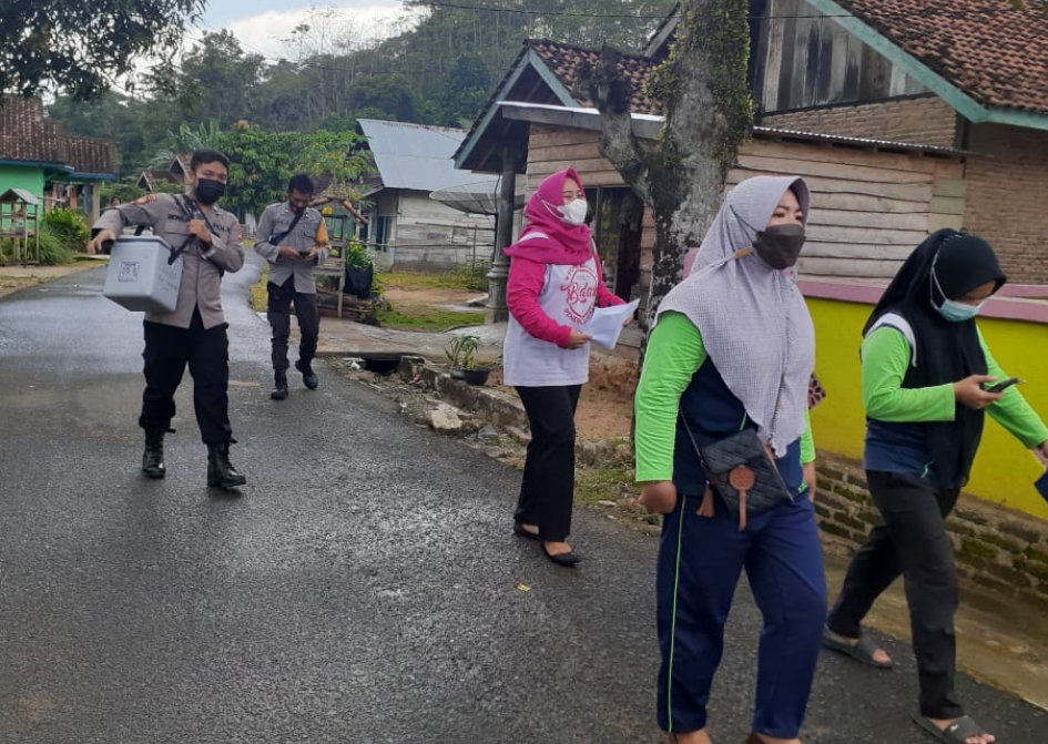 Gass..Pooll Polsek Bengkunat,Polsek Pesisir Utara, Polres Lampung Barat Giat Vaksin Secara Door to Door Datangi  Rumah Warga 👇👇👇
