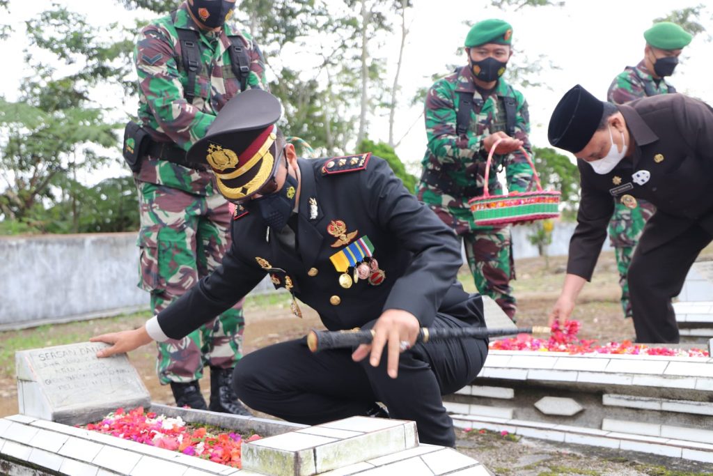 Peringati Hari Pahlawan Ke-76 Kapolres Lampung Barat AKBP Hadi Saepul Rahman S.I.K Laksanakan Upacara Di Lapangan Pemda Lambar Selanjutnya Ziarah Dan Tabur Bunga Di Makam Pahlawan Liwa👇👇👇