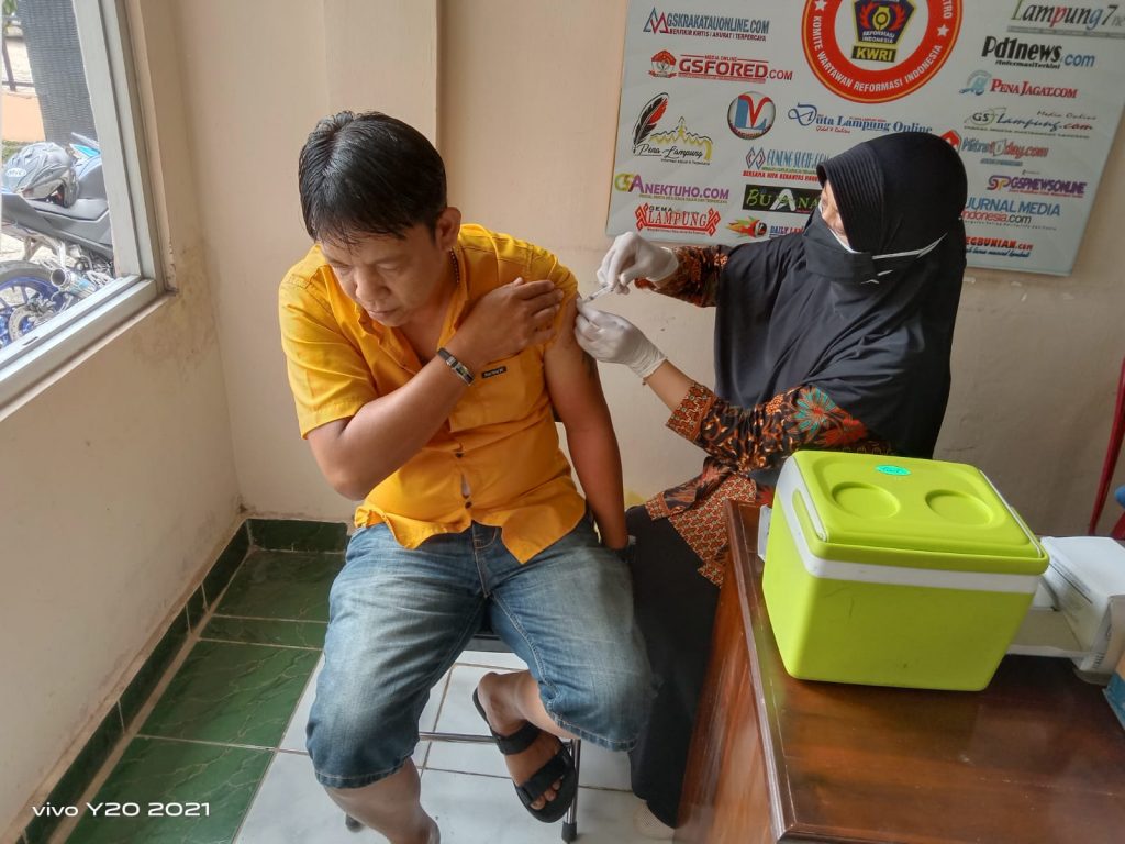 Percepatan Vaksinasi Covid-19 Polres Metro Bersama KWRI Buka  Gerai Vaksin Di Sekretariat KWRI Kota Metro 