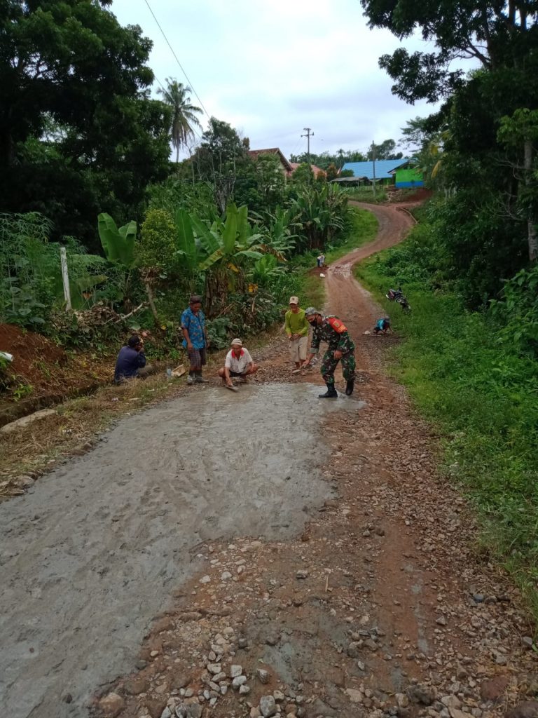 Babinsa Gotong Royong Di Kampung Sumber Sari