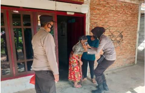 Polsek Pakuan Ratu Berikan Bansos Kepada Warga