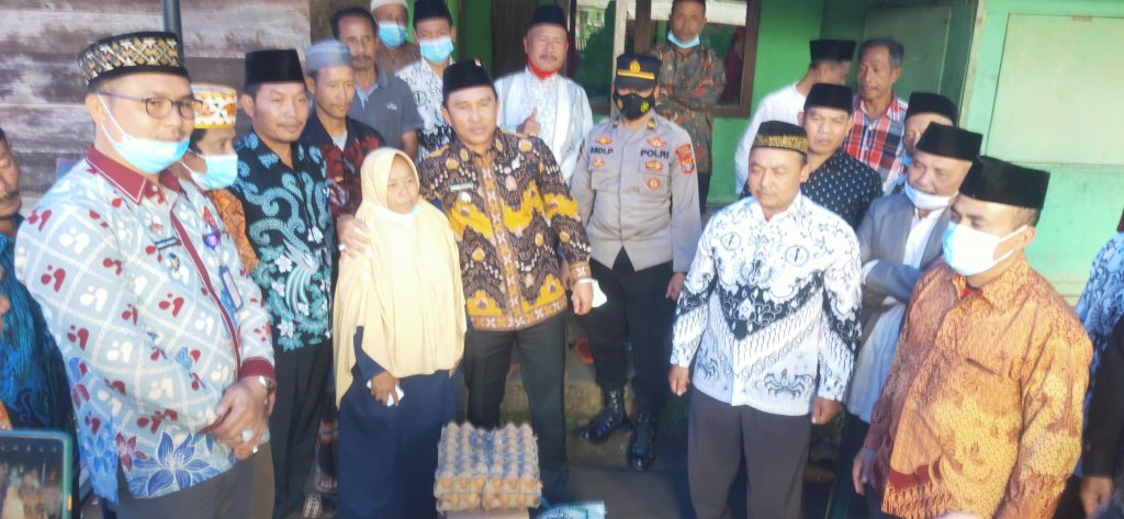 Bertakziah Ke Kediaman Alm.Kyai Purnomo Sidik Kedekatan Bupati Parosil Mabsus Dengan Warga Tambak Saja Sudah Terjalin Sejak Tahun 2004.