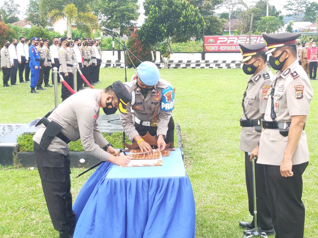 Polres Lampung Barat Gelar Upacara Sertijab 2 Kapolsek Serta Berikan Penghargaan Dalam Percepatan Vaksinasi Covid-19.