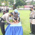 Polres Lampung Barat Gelar Upacara Sertijab 2 Kapolsek Serta Berikan Penghargaan Dalam Percepatan Vaksinasi Covid-19.