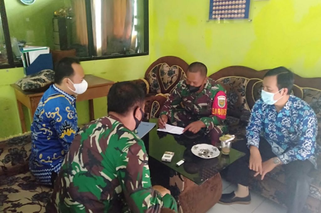 Babinsa Sosialisasikan Bersama Guru MAN 1 Krui Tentang Serbuan Vaksinasi Untuk Siswa .