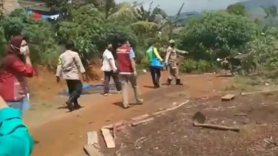 Polsek Sekincau  Polres Lampung Barat Menyisir Wilayah Perbatasan Way Kanan  Dalam Giat Vaksinasi  Secara Door to Door Ke Rumah Rumah Warga 👇👇👇