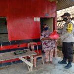 Bhabinkamtibmas Polsek Baradatu Salurkan Bantuan Sembako Bagi Warga Terdampak Covid -19