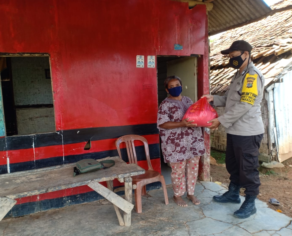 Bhabinkamtibmas Polsek Baradatu Salurkan Bantuan Sembako Bagi Warga Terdampak Covid -19